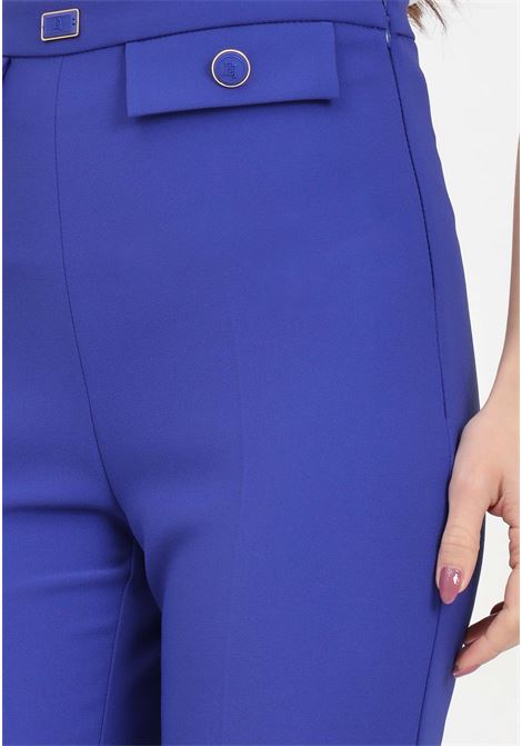 Pantaloni da donna blu indaco a palazzo in crêpe stretch con patte ELISABETTA FRANCHI | PA02941E2828
